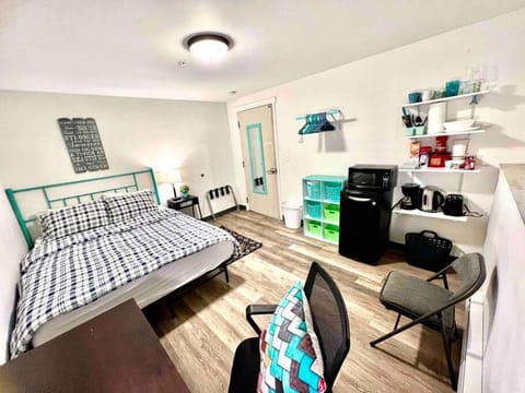 Bed, Photo of the whole room, Seating area, Bedroom, hair dresser, minibar