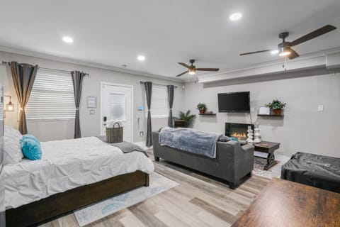 TV and multimedia, Seating area, Bedroom, fireplace