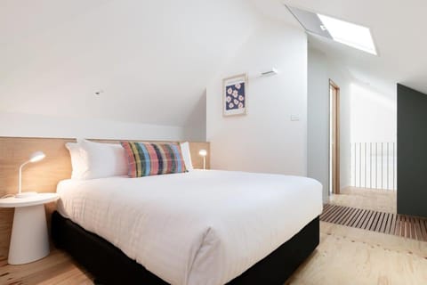 City Lights & Tiny Delights: Near CBD =& Parking House in Launceston