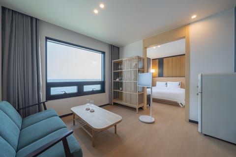 TV and multimedia, Living room, Seating area, Bedroom, towels