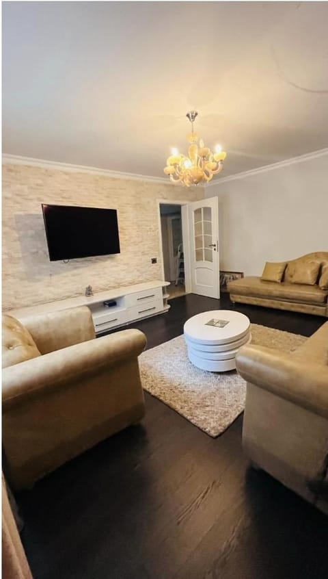 Communal lounge/ TV room, TV and multimedia, Living room, Seating area, Evening entertainment