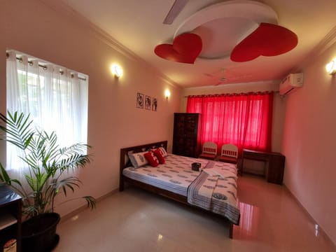 Bed, Photo of the whole room, Seating area, Bedroom, towels, air conditioner