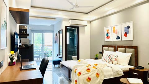 Bed, TV and multimedia, Photo of the whole room, Seating area, Bedroom, fireplace, minibar, air conditioner