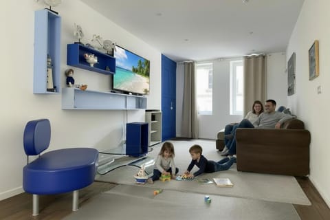 TV and multimedia, Living room, Family