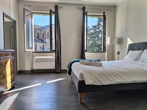 Bed, Bedroom, towels