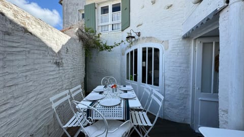 Property building, Patio, Balcony/Terrace, Dining area