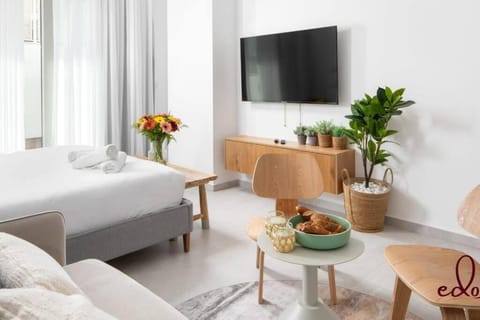 Bed, TV and multimedia, Photo of the whole room, Bedroom