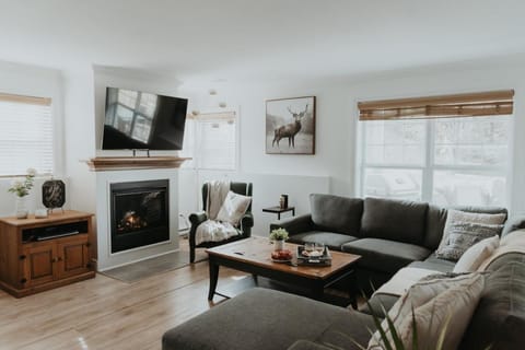 TV and multimedia, Living room, Evening entertainment
