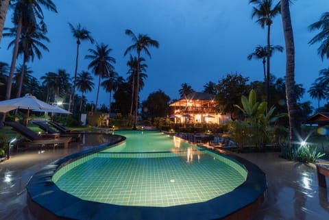 Night, Natural landscape, Garden, Garden view, Swimming pool, sunbed