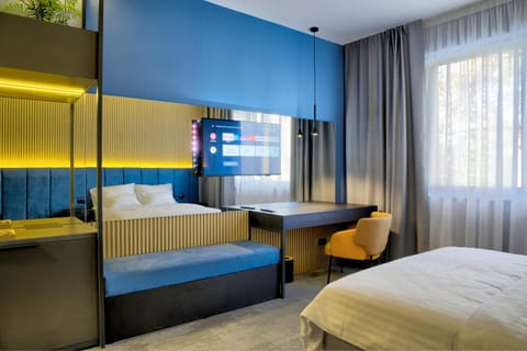 Bed, TV and multimedia, View (from property/room), Seating area, Bedroom, City view, Street view, air conditioner