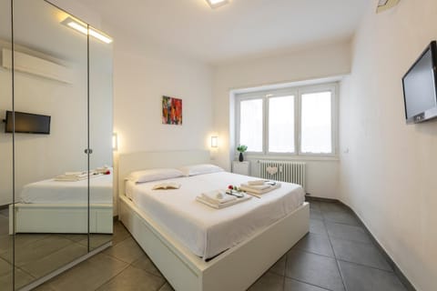 Bed, TV and multimedia, Photo of the whole room, Bedroom, towels