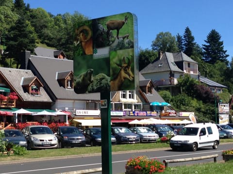 Nearby landmark, Restaurant/places to eat, Off site, Neighbourhood, On site, Supermarket/grocery shop, Shopping Area