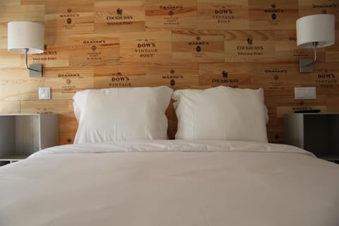 Bed, TV and multimedia, Photo of the whole room, Decorative detail, Decorative detail, Bedroom