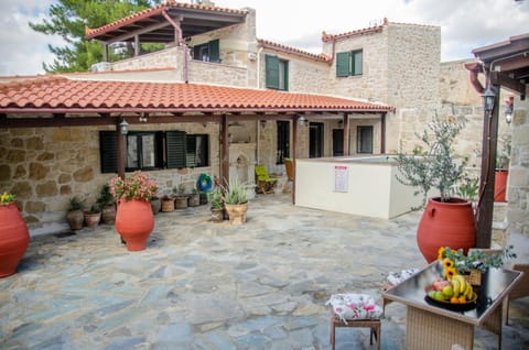Property building, Patio, Day, Garden, Garden view, Inner courtyard view
