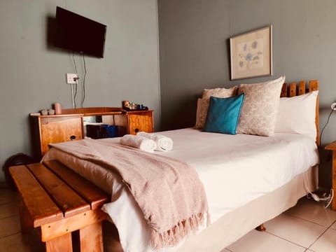 Suzies Coffee Shop Bed and Breakfast Bed and Breakfast in Cape Town