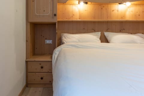 Bed, Photo of the whole room, wardrobe