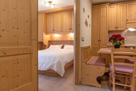 Bed, Kitchen or kitchenette, Photo of the whole room, Seating area, Dining area, Bedroom