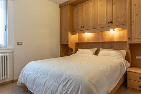 Bed, Photo of the whole room, Bedroom, internet, wardrobe