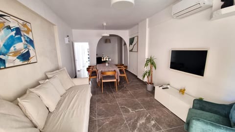 TV and multimedia, Living room, Seating area, Dining area