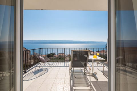 View (from property/room), Balcony/Terrace, Sea view, sunbed