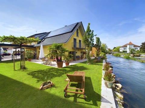 Property building, Spring, Day, Natural landscape, Garden, Beach, Beach, Garden view, Lake view, River view, sunbed