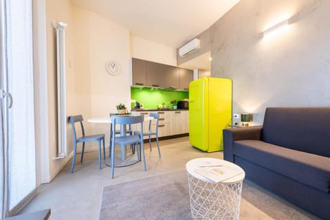 Kitchen or kitchenette, Living room, Seating area, Dining area, air conditioner