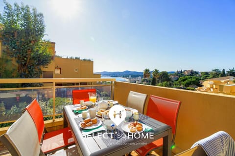 Patio, Day, Natural landscape, View (from property/room), Balcony/Terrace, Dining area, Mountain view, Sea view