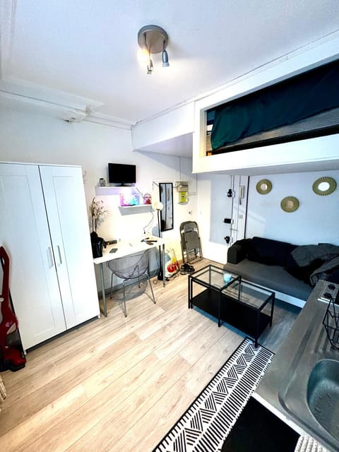 Kitchen or kitchenette, Seating area, wardrobe