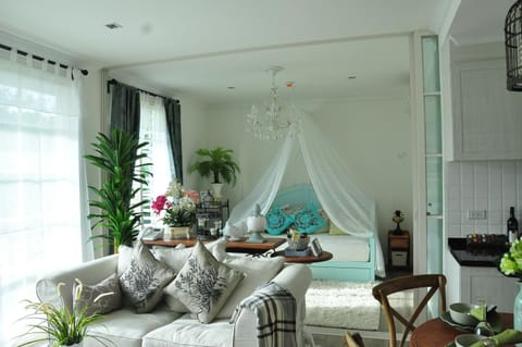 Day, Photo of the whole room