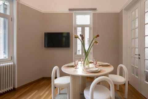 Acropolis Maisonette 3BR 6ppl 15min Metro&Museum Apartment in Kallithea