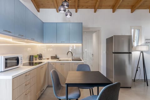 Kitchen or kitchenette, Dining area, minibar, stove