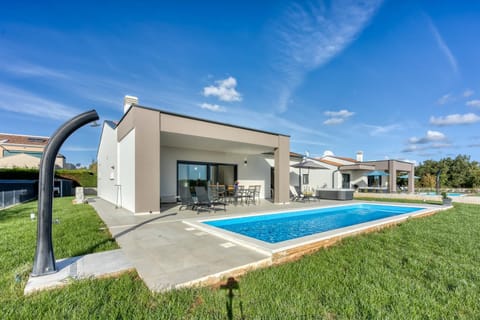 Property building, Garden, Swimming pool