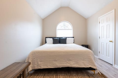 Bed, Photo of the whole room, Bedroom