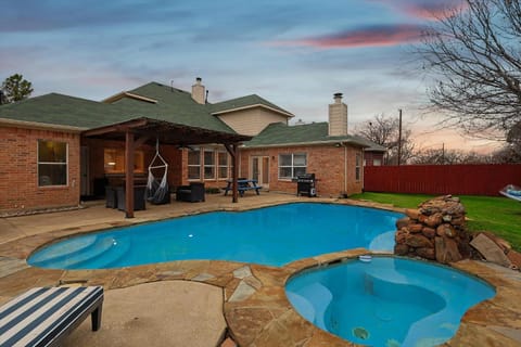 Immaculate 5BR 2,5BA Holiday Home with Pool House in Irving