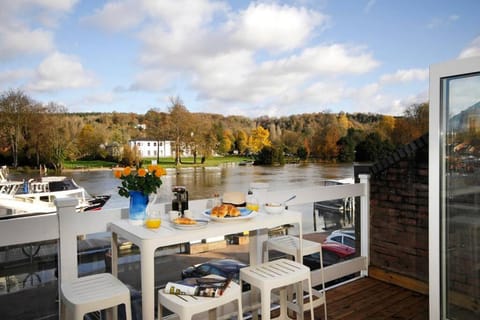 The Oars - Riverfront Property House in Henley-on-Thames