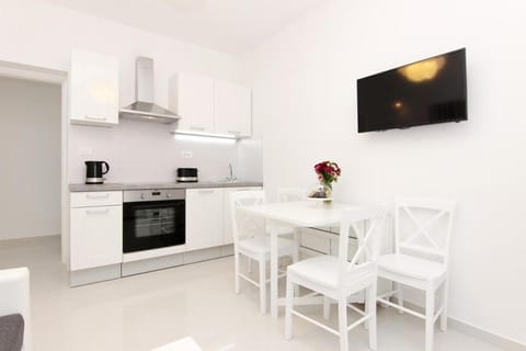 Kitchen or kitchenette, Dining area, oven, toaster