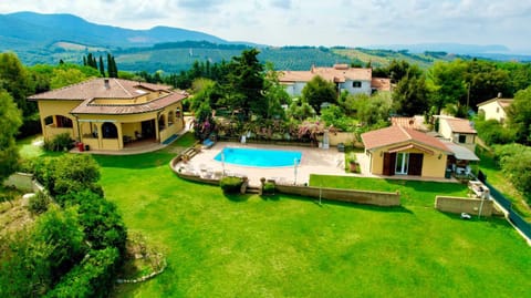 Property building, Day, Natural landscape, Bird's eye view, Garden, Garden, Garden view, Pool view, Swimming pool, Swimming pool