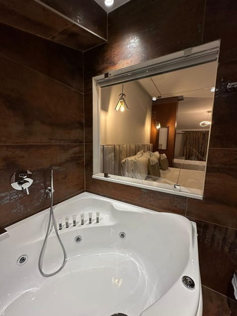 Property building, Restaurant/places to eat, Bed, Bedroom, Breakfast