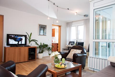TV and multimedia, Living room, Photo of the whole room, Dining area