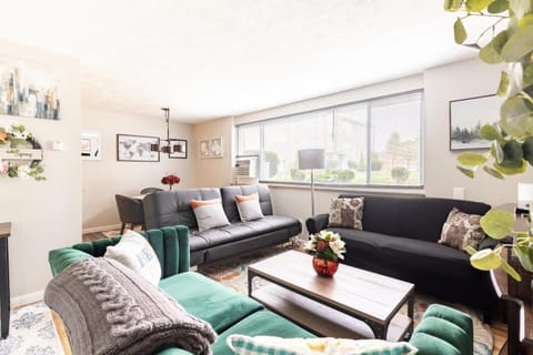 King & Queen First Floor Unit! 1-2c Georgetown Villas Apartment in Cleveland Heights