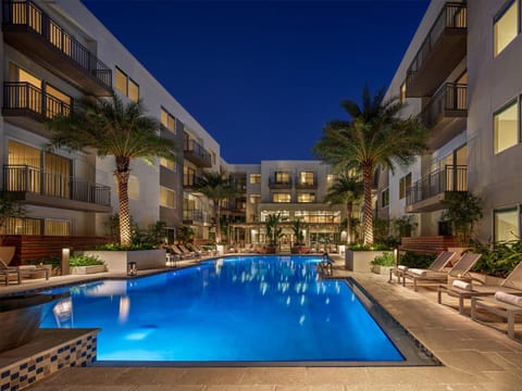 Patio, Swimming pool, sunbed