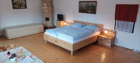 Bed, TV and multimedia, Photo of the whole room, Bedroom