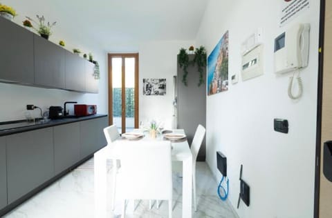 Coffee/tea facilities, Kitchen or kitchenette, Dining area, oven