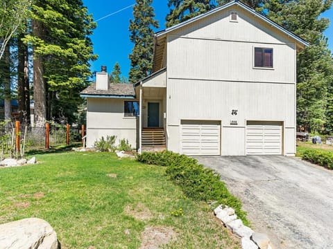 A great mountain home offering amenities that makes for a great getaway in Lake Tahoe House in Incline Village