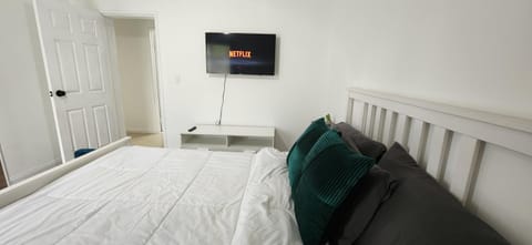 Bed, TV and multimedia, Photo of the whole room, Bedroom