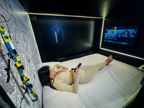 Bed, TV and multimedia, Bedroom