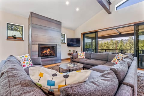 Harmony at Tahoe Donner - Ultra Modern 4 BR, Hot Tub, Game Room, Amenity Access House in Truckee