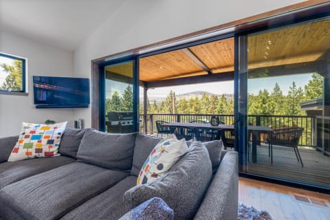 Harmony at Tahoe Donner - Ultra Modern 4 BR, Hot Tub, Game Room, Amenity Access House in Truckee