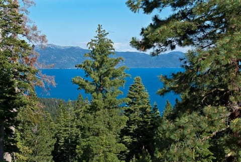 Kings Way Lake View by Tahoe Getaways - Spacious 4 BR w Private Hot Tub, Pool Table! House in Tahoe Vista