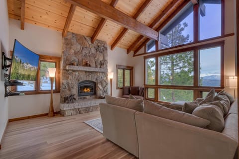 Kings Way Lake View by Tahoe Getaways - Spacious 4 BR w Private Hot Tub, Pool Table! House in Tahoe Vista